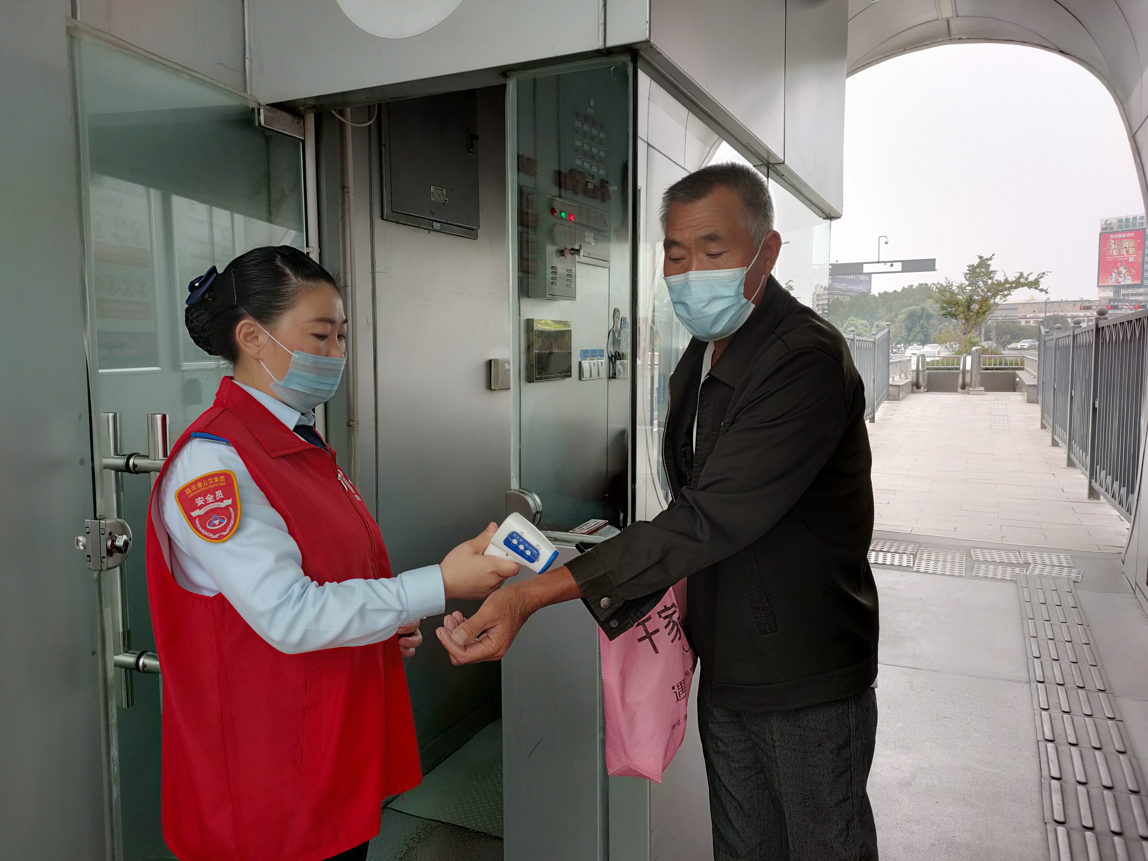 快速公交事業(yè)部站務(wù)員孫楠幫助乘客找到丟失的手機(jī)，乘客贈(zèng)送奶茶表示感謝