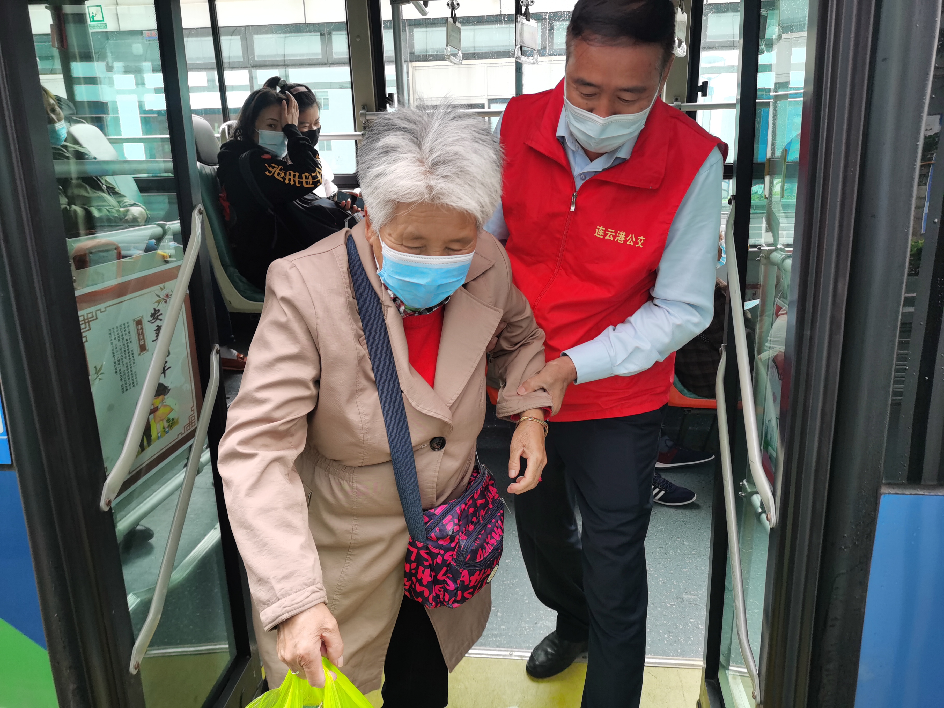 暖意重陽 愛在公交 B3“敬老文明線”開展敬老、愛老主題活動