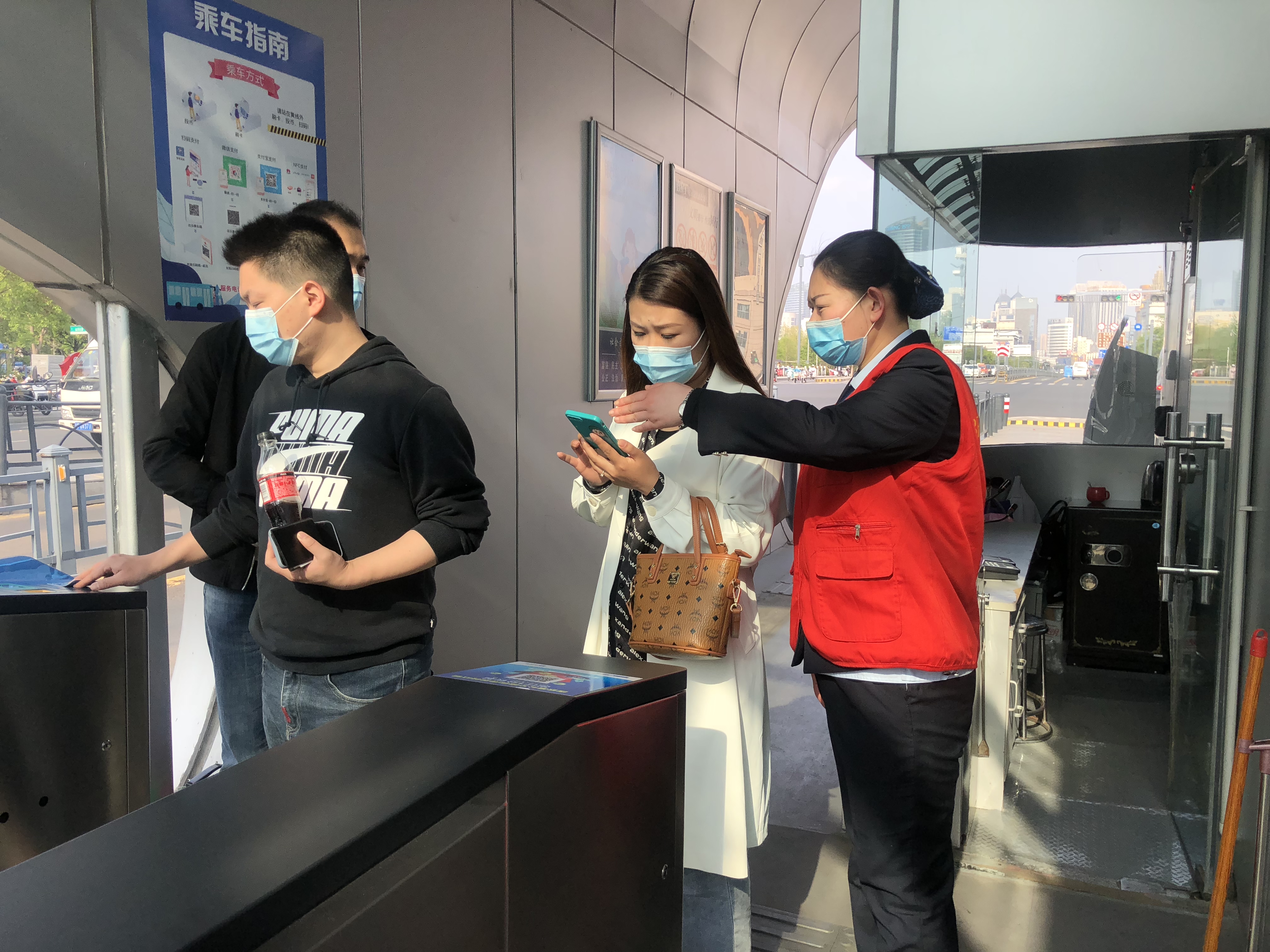 快速公交事業(yè)部站務(wù)員張議丹、曹興鑫幫助乘客找回丟失校服獲感謝