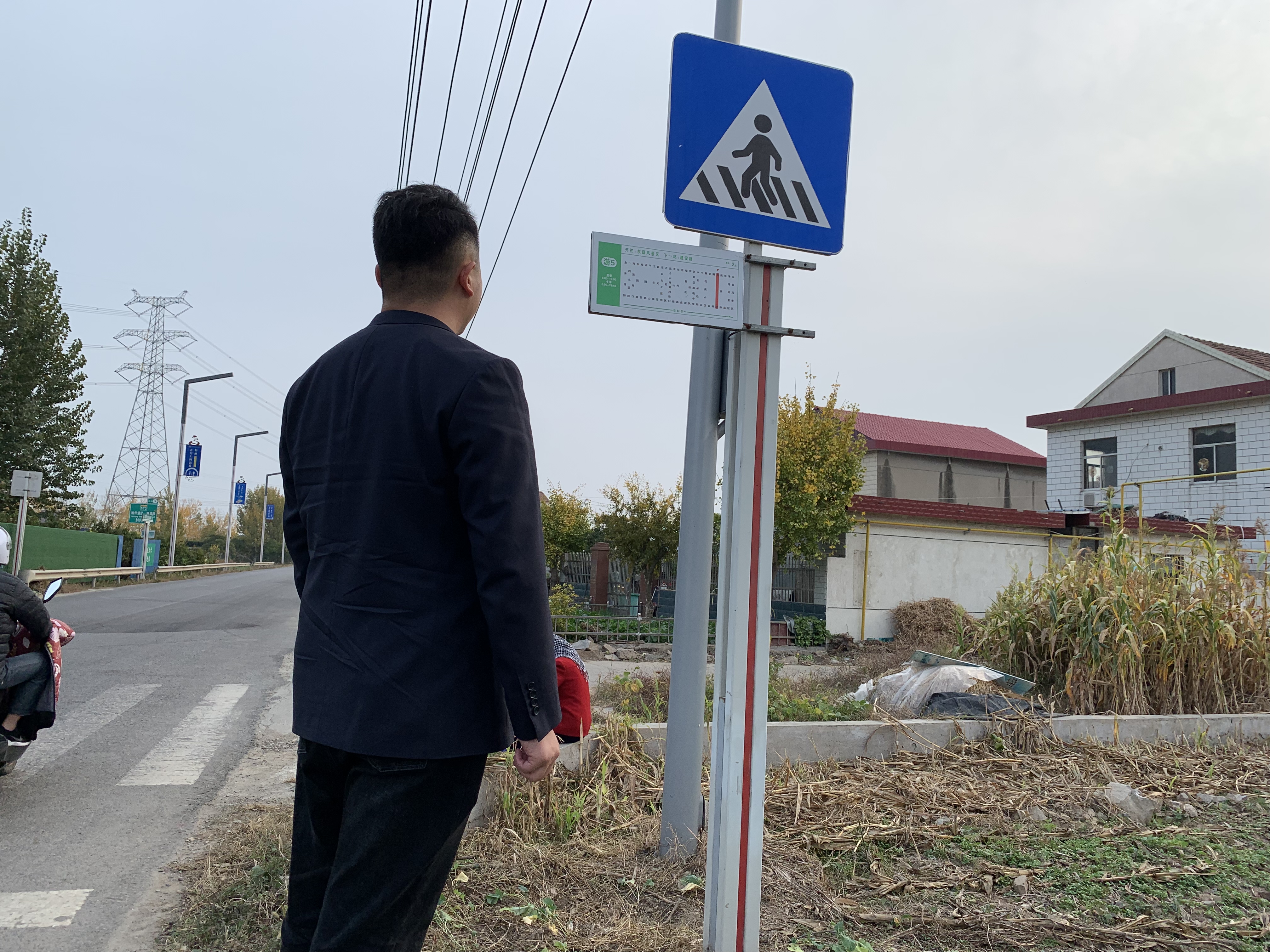 公交集團(tuán)公交事業(yè)二部開展站牌標(biāo)識專項(xiàng)檢查