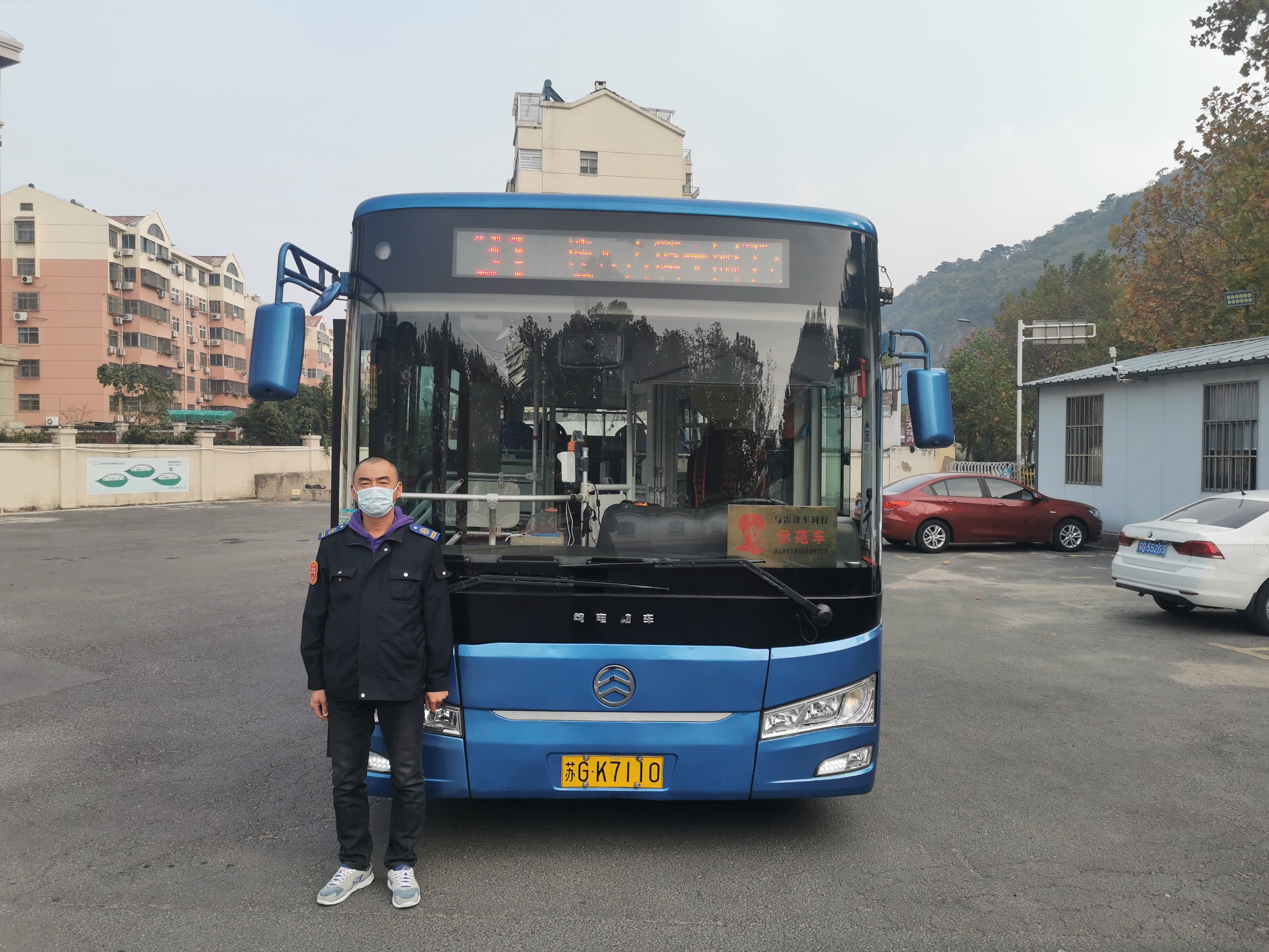 公交集團(tuán)公交事業(yè)二部31路駕駛員畢曉維及時歸還乘客丟失的手機(jī)