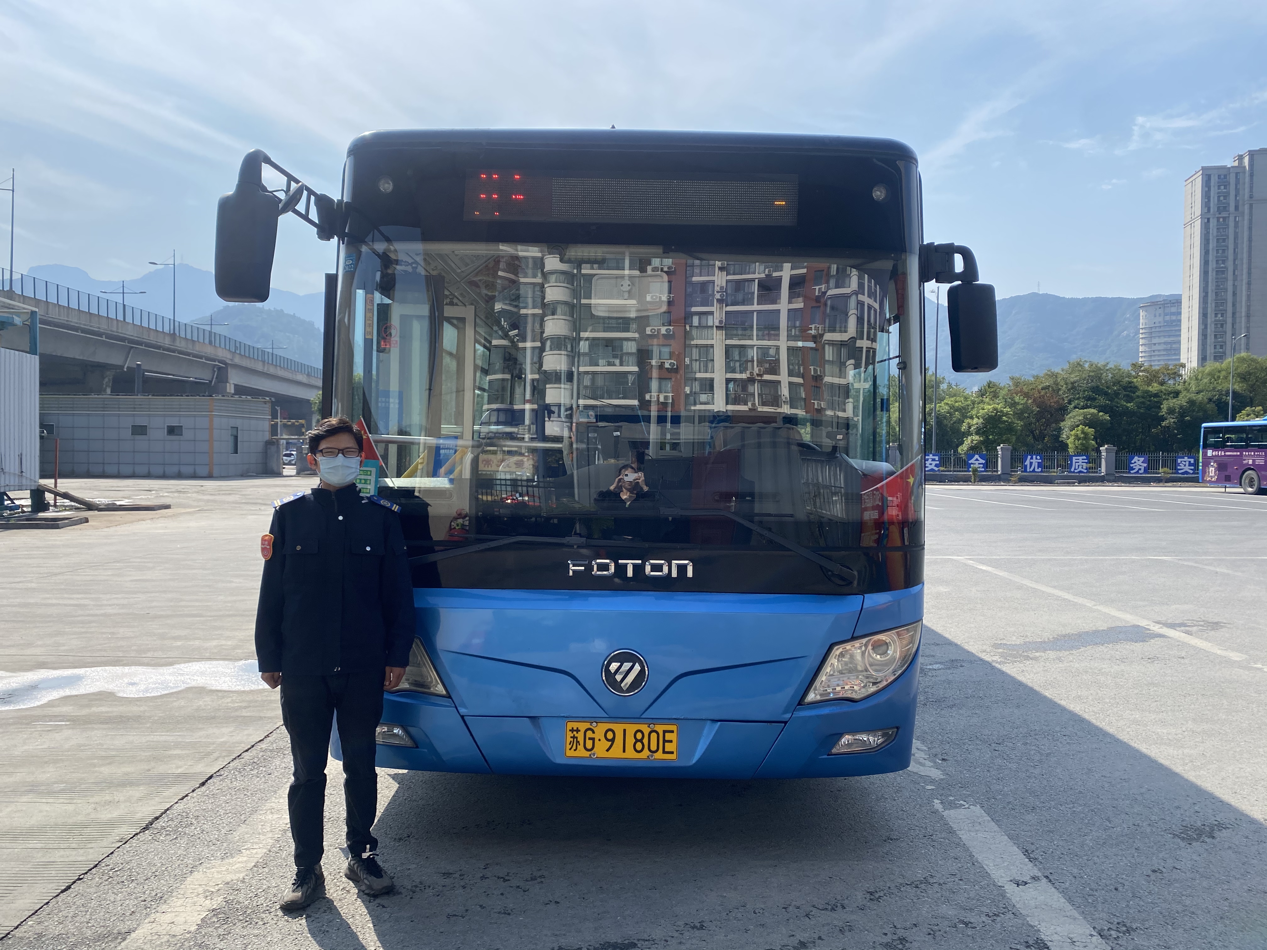 公交集團(tuán)公交事業(yè)二部113路駕駛員寧梓煊及時歸還乘客丟失的手機(jī)