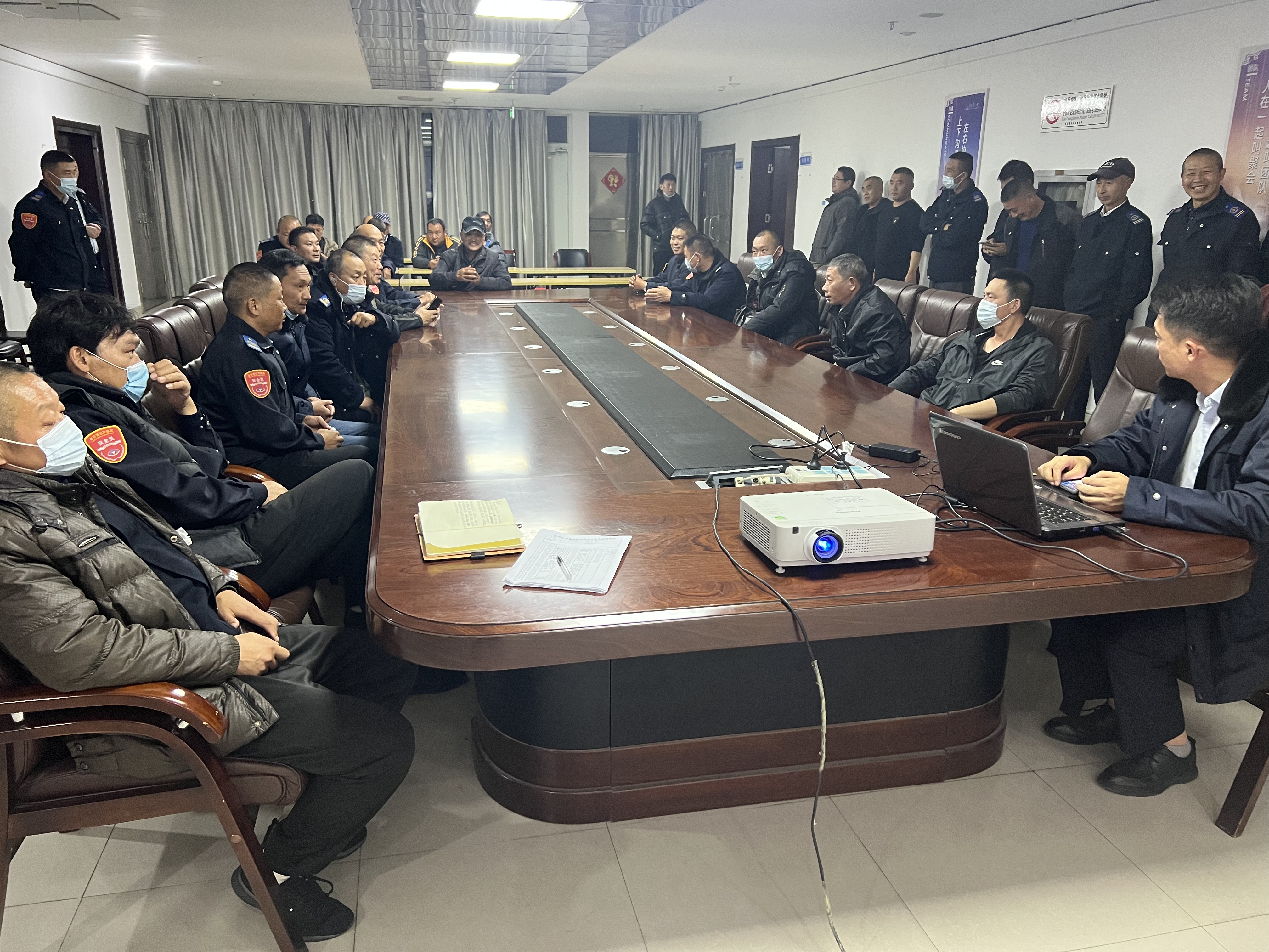 公交集團(tuán)快速公交事業(yè)部召開駕駛員安全事故教育警示會