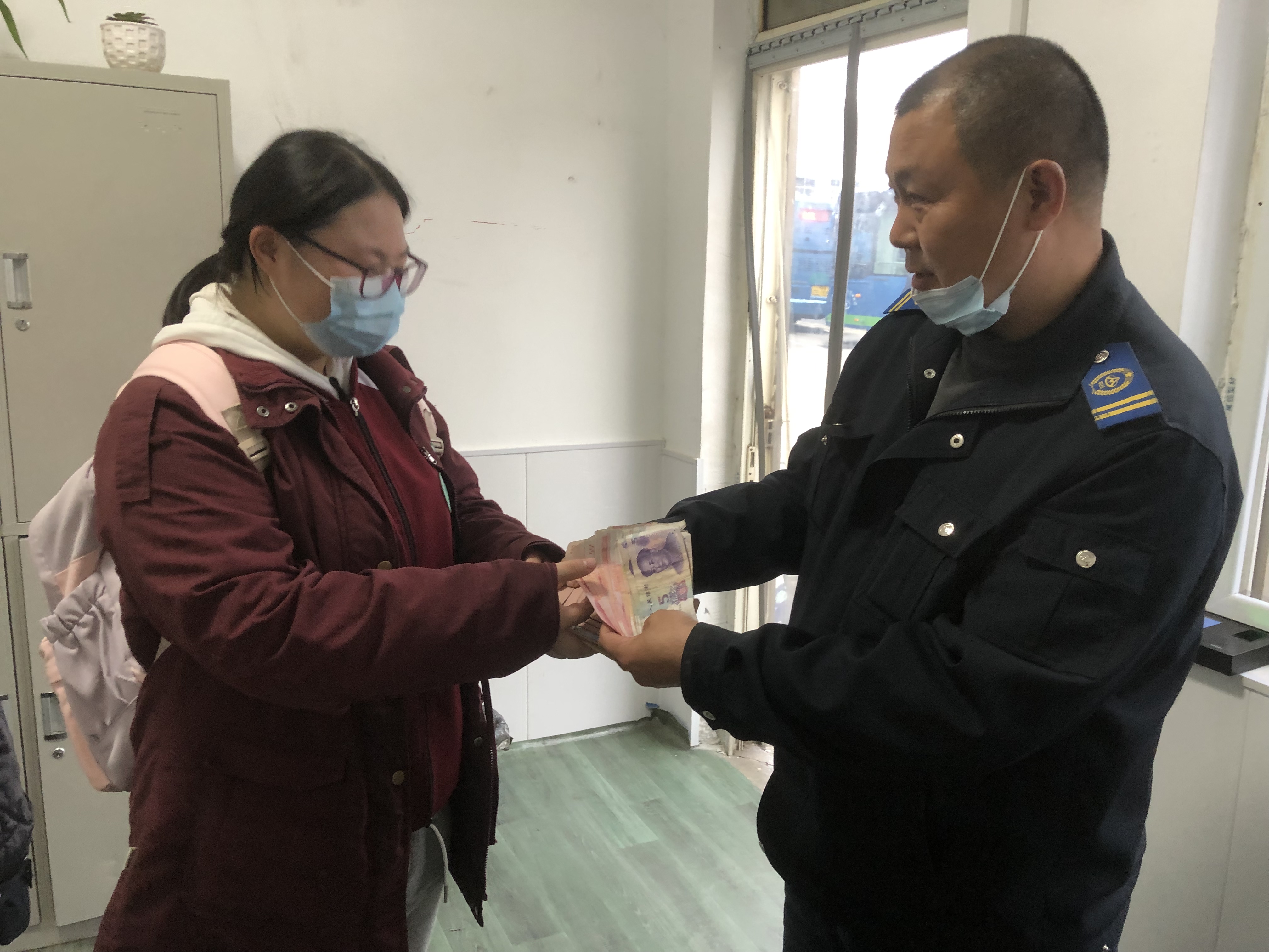 快速公交事業(yè)部駕駛員劉文龍、葛仲亞撿手機(jī)歸還乘客獲感謝