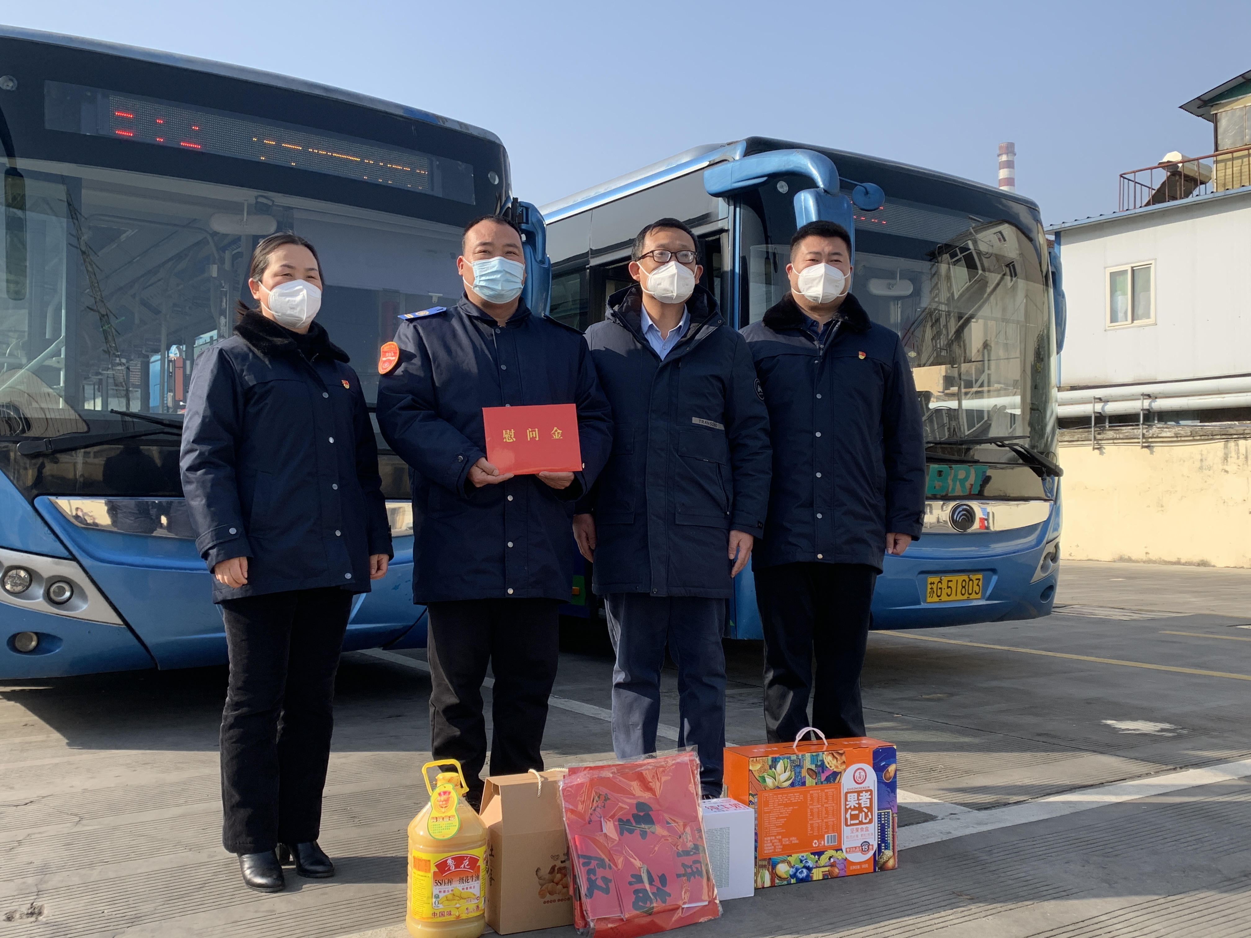 區(qū)委宣傳部副部長、文明辦主任、海州區(qū)委霍部長走訪慰問見義勇為駕駛員龐洪剛