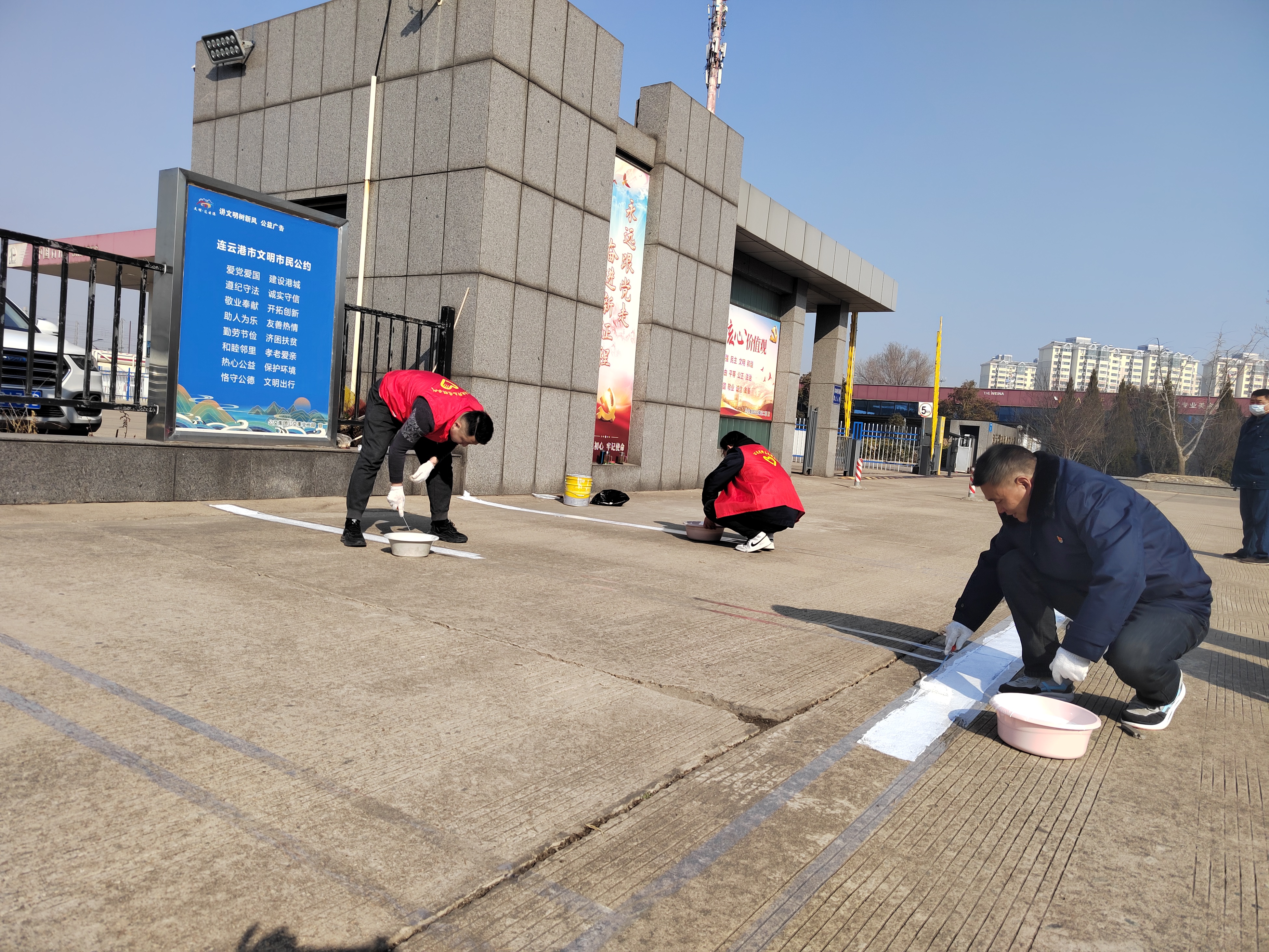 公交集團公交事業(yè)二部組織開展場站 停車位劃線志愿服務(wù)活動