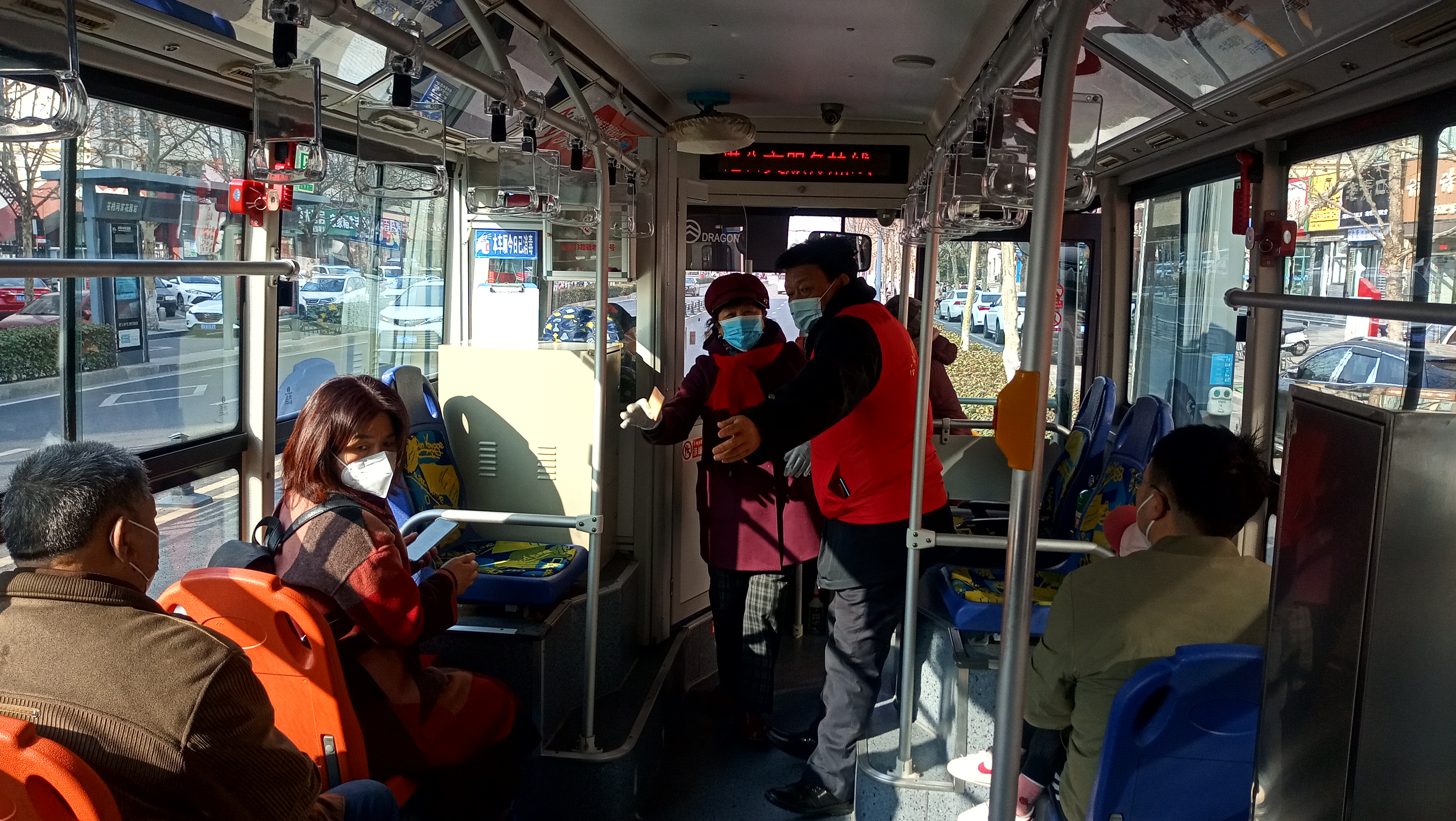 公交集團公交事業(yè)一部開展“與雷鋒車同行?文明實踐暖新春”志愿服務(wù)活動