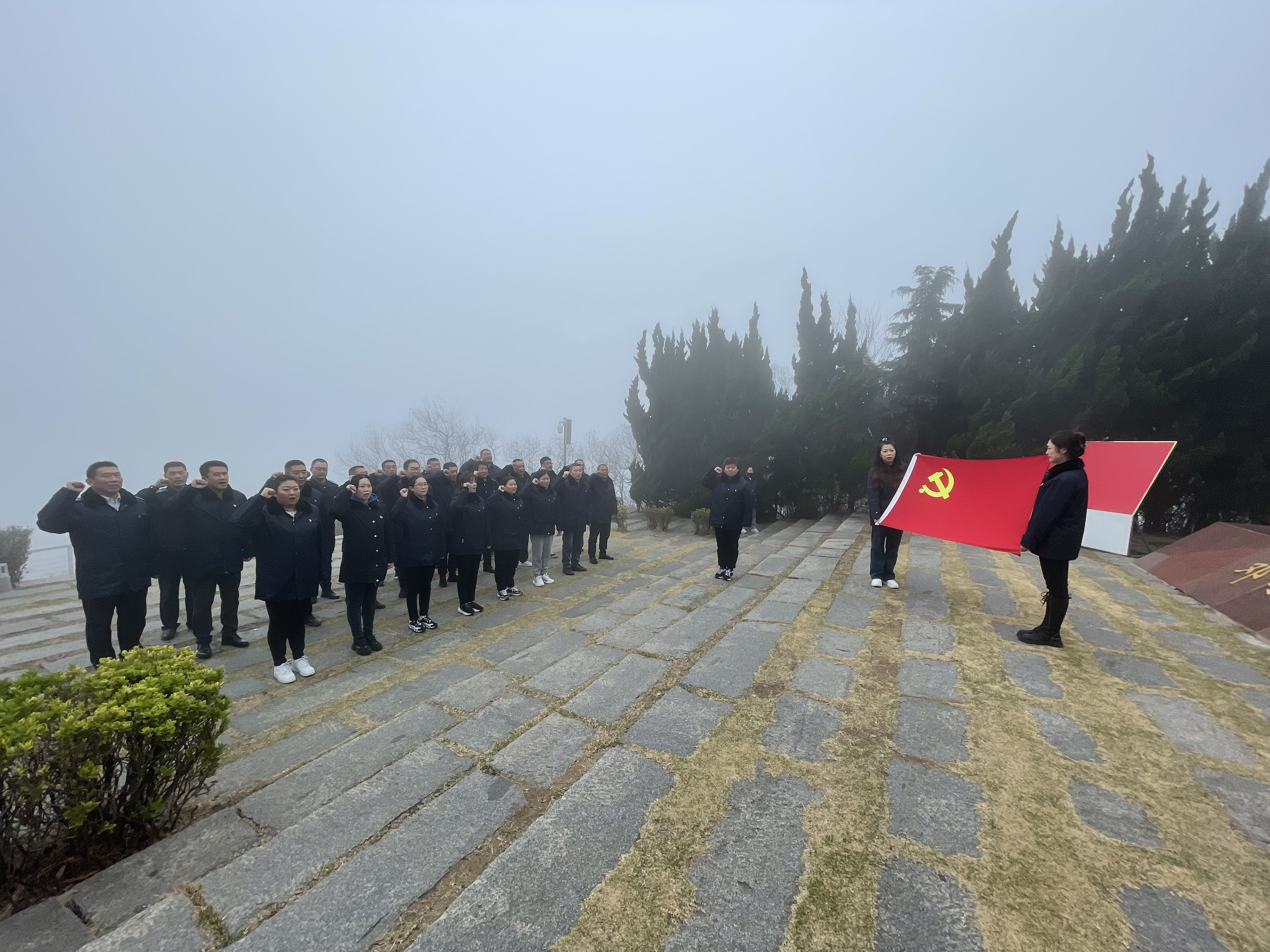 公交集團公交事業(yè)一部至鄧小平公園開展警示教育活動