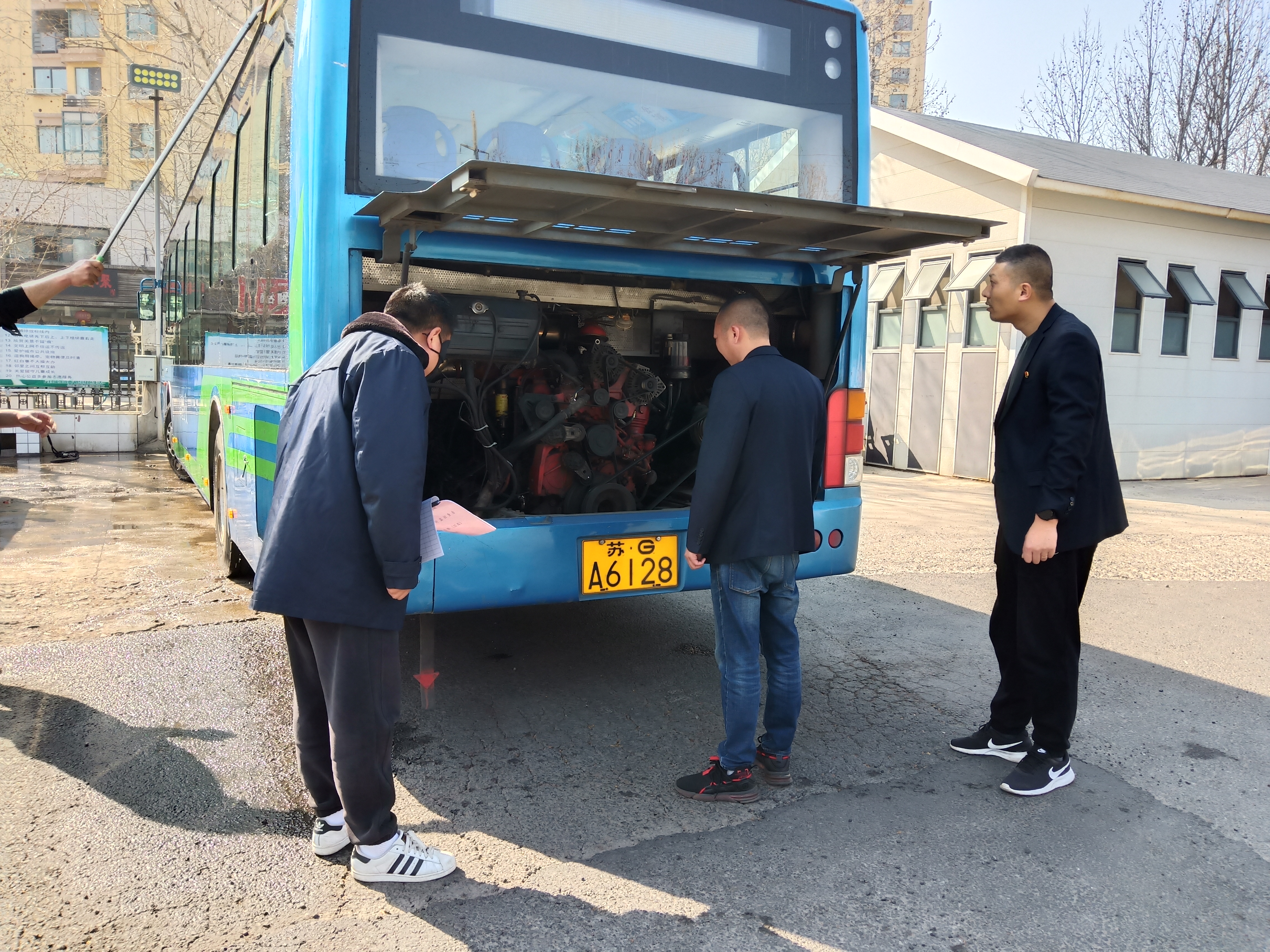 公交集團公交事業(yè)二部開展“兩會”及“風(fēng)險管控隱患排查月”安全專項檢查