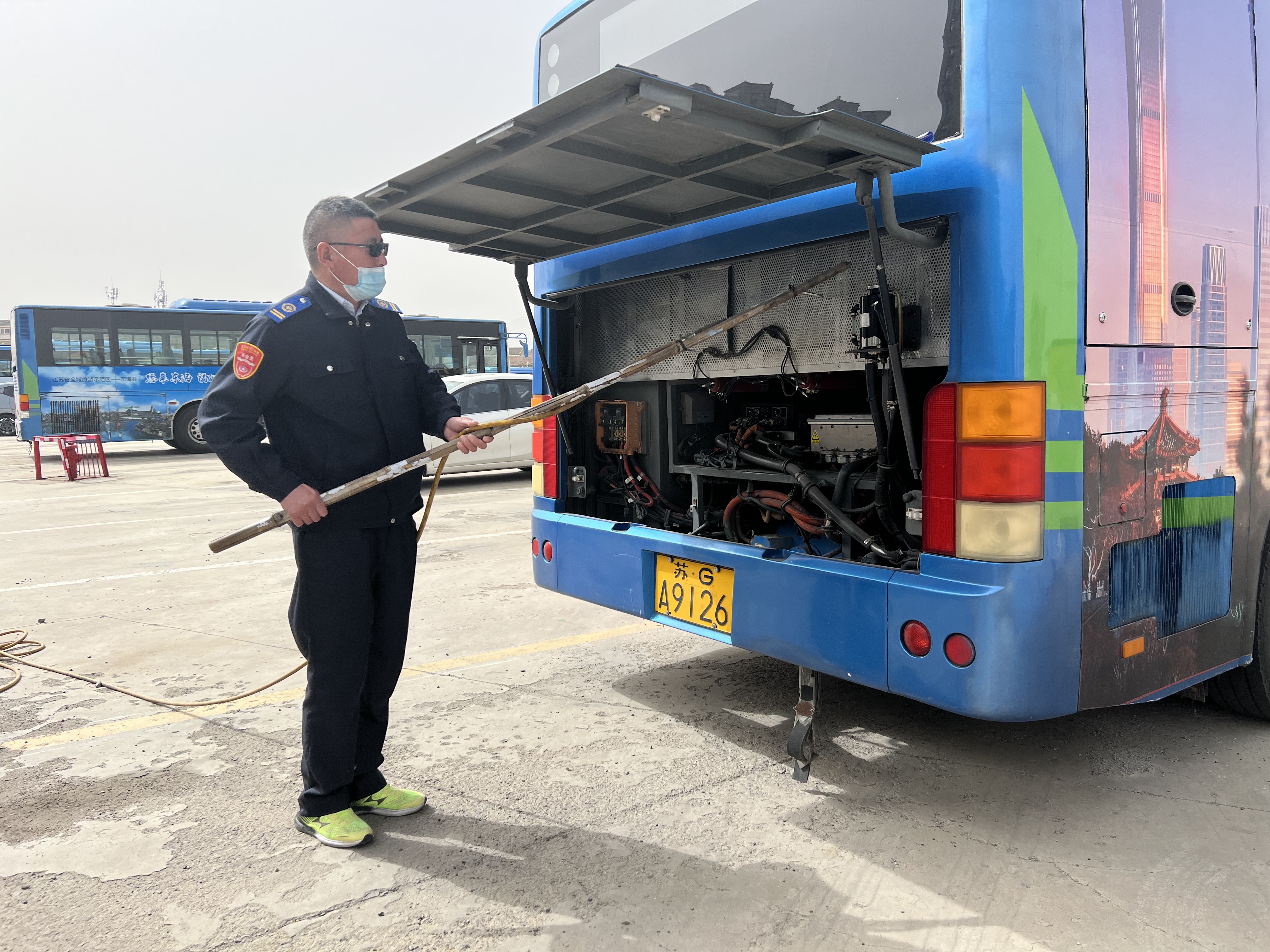 公交集團(tuán)公交事業(yè)一部組織開(kāi)展車輛柳絮清理工作