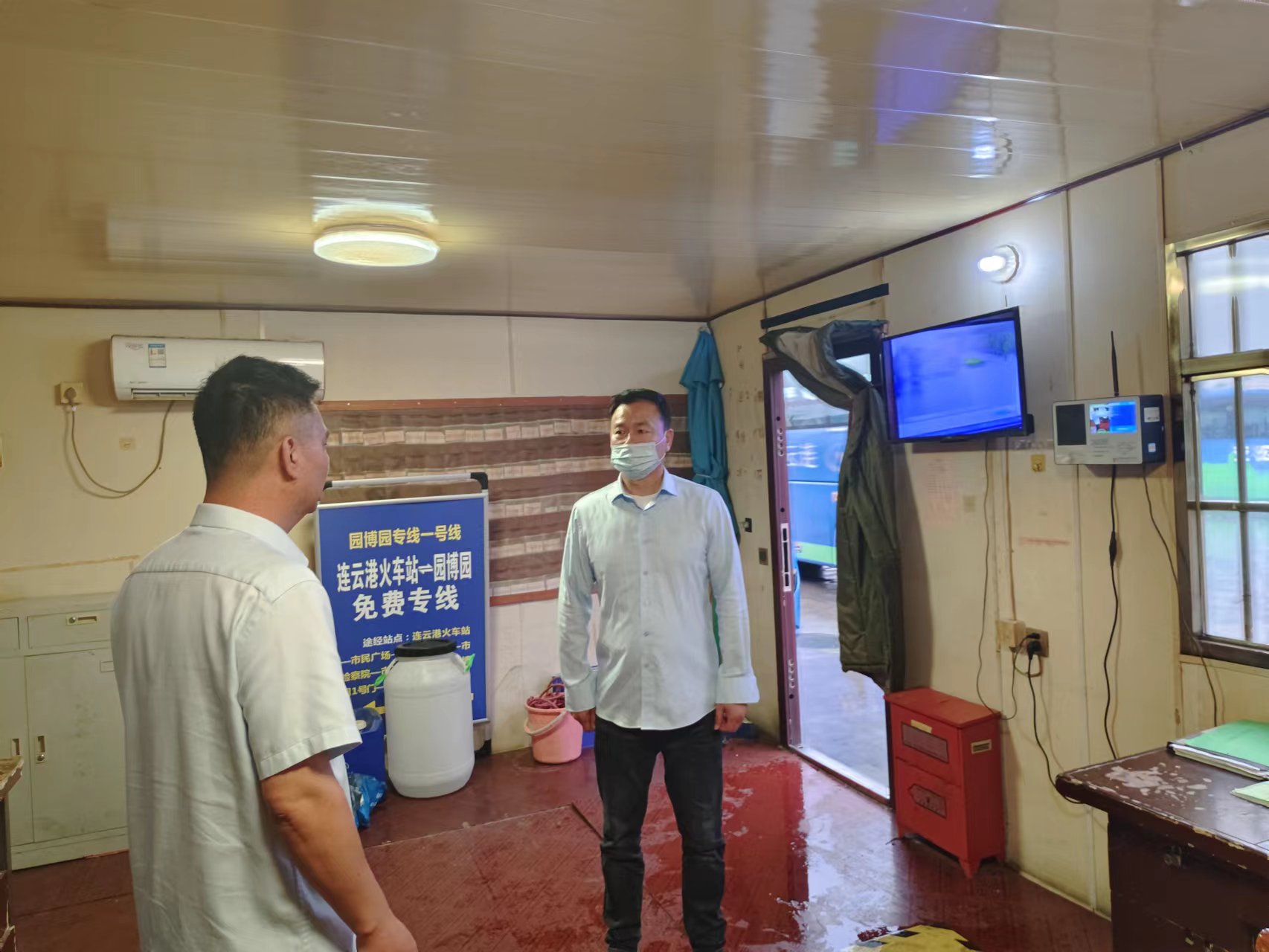 公交集團經營發(fā)展事業(yè)部積極應對暴雨惡劣天氣