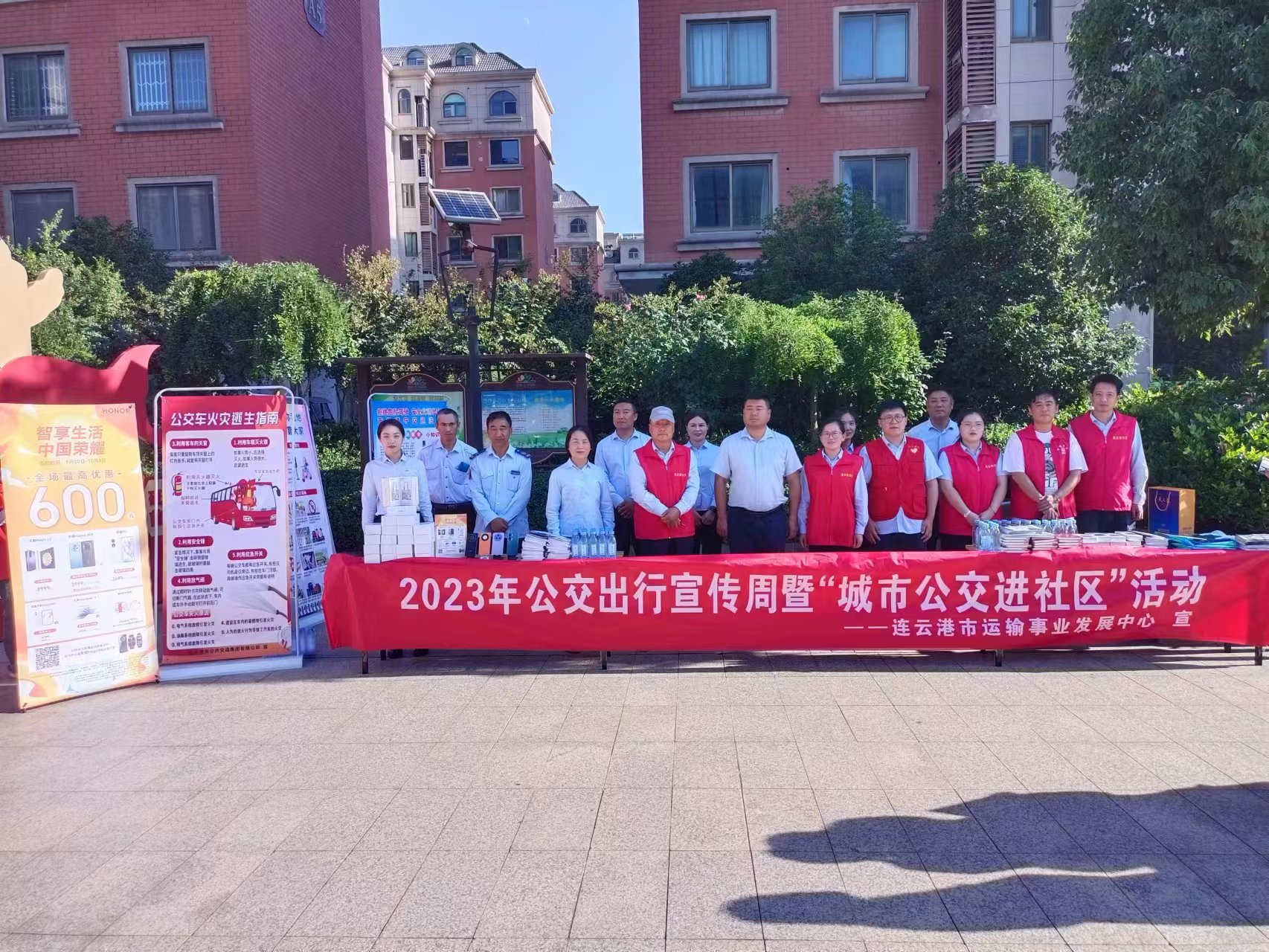 公交集團(tuán)組織開展“城市公交進(jìn)社區(qū)”活動(dòng)