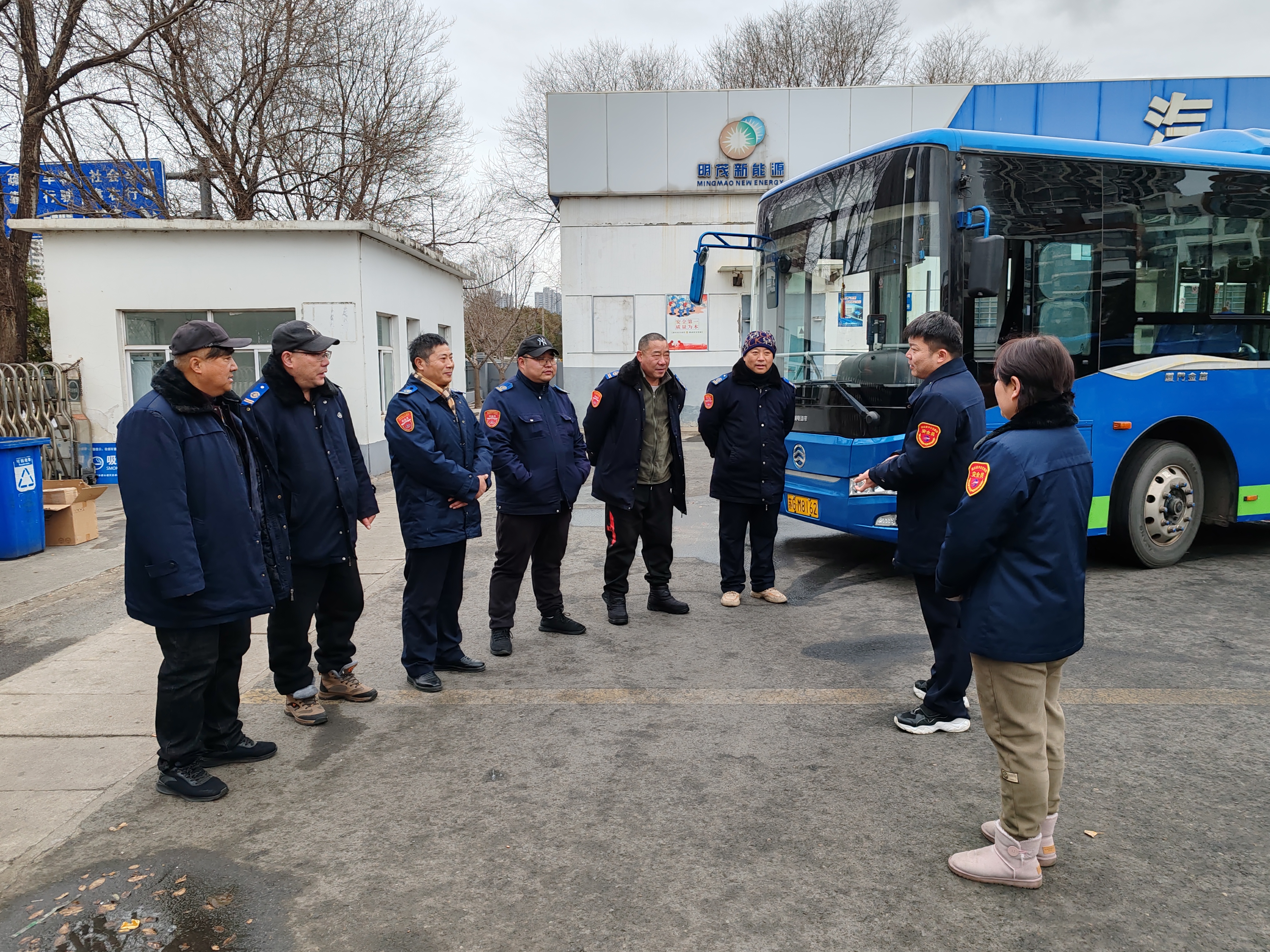 公交集團(tuán)公交事業(yè)二部開展安全合格班組安全日宣傳活動