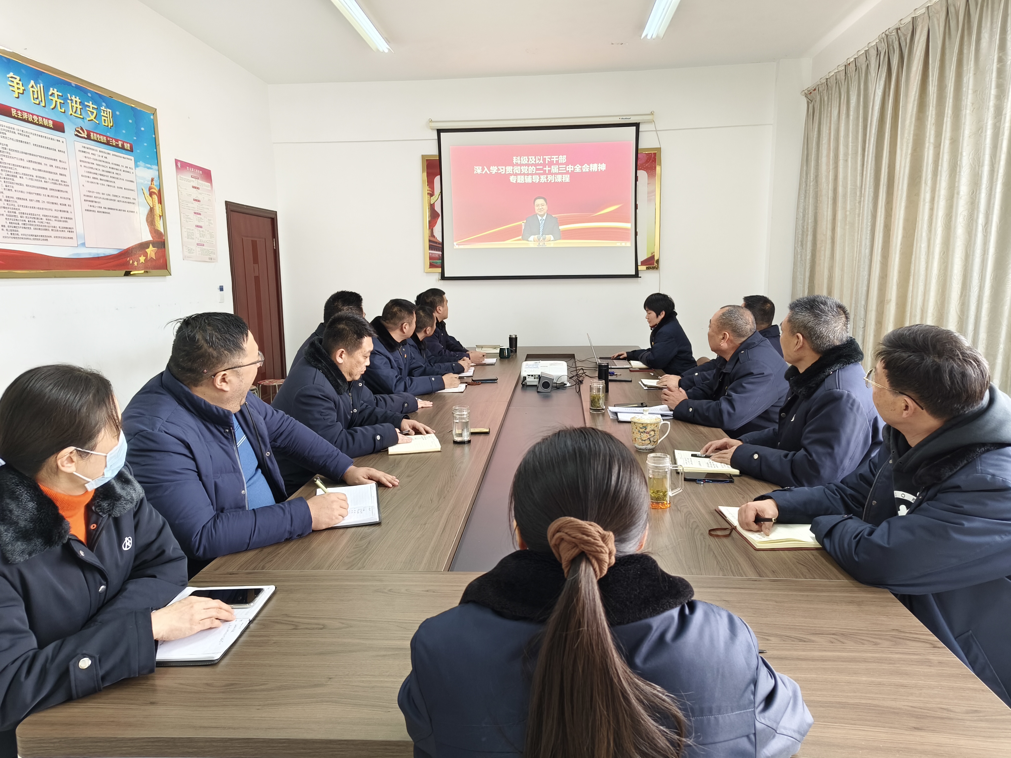 公交集團(tuán)公交事業(yè)二部組織全體黨員干部學(xué)習(xí)《加強(qiáng)黨對(duì)進(jìn)一步全面深化改革的領(lǐng)導(dǎo)》