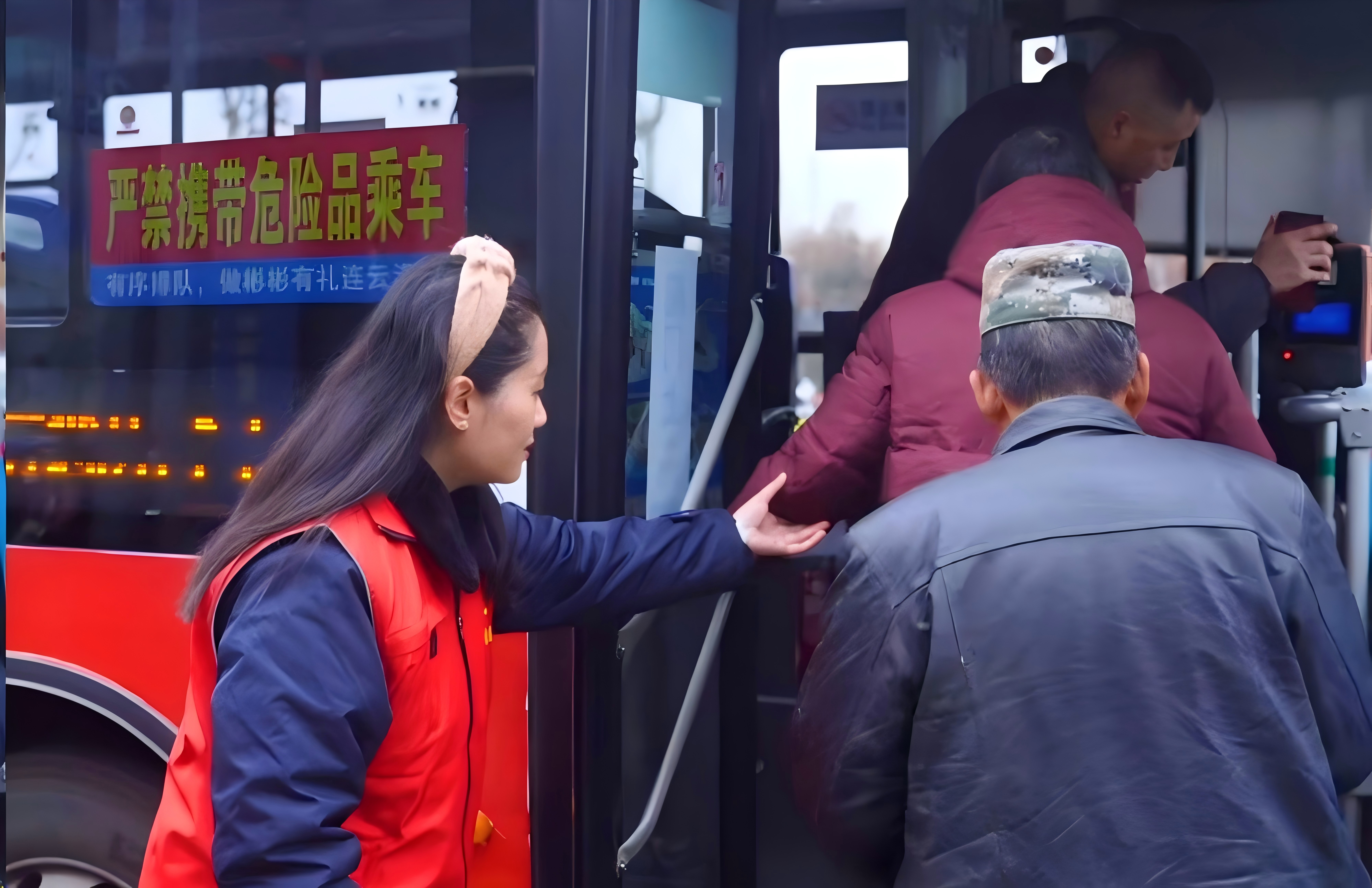 戰(zhàn)嚴(yán)寒保春運(yùn)，公交志愿服務(wù)隊(duì)員的那抹志愿紅正迎風(fēng)而上
