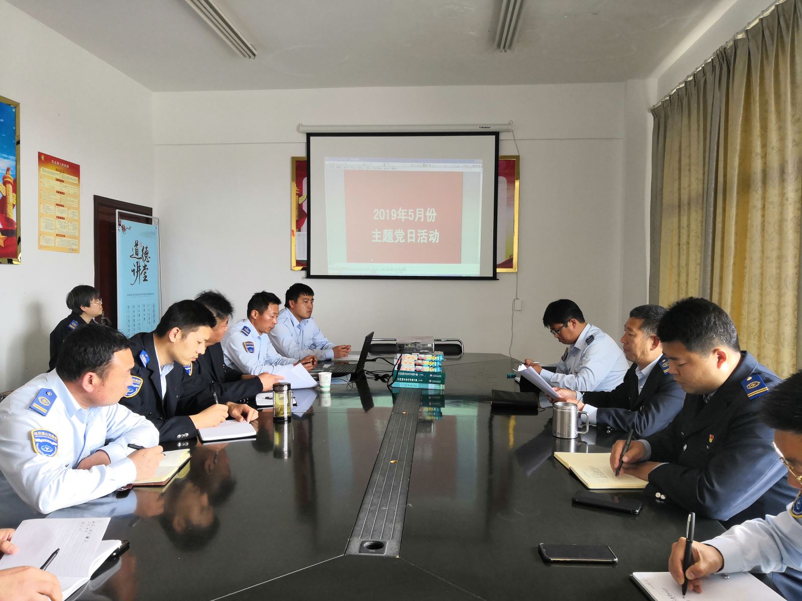 公交集團(tuán)公交事業(yè)二部開展“學(xué)懂黨內(nèi)法規(guī)，建強(qiáng)組織體系”主題黨日活動(dòng)