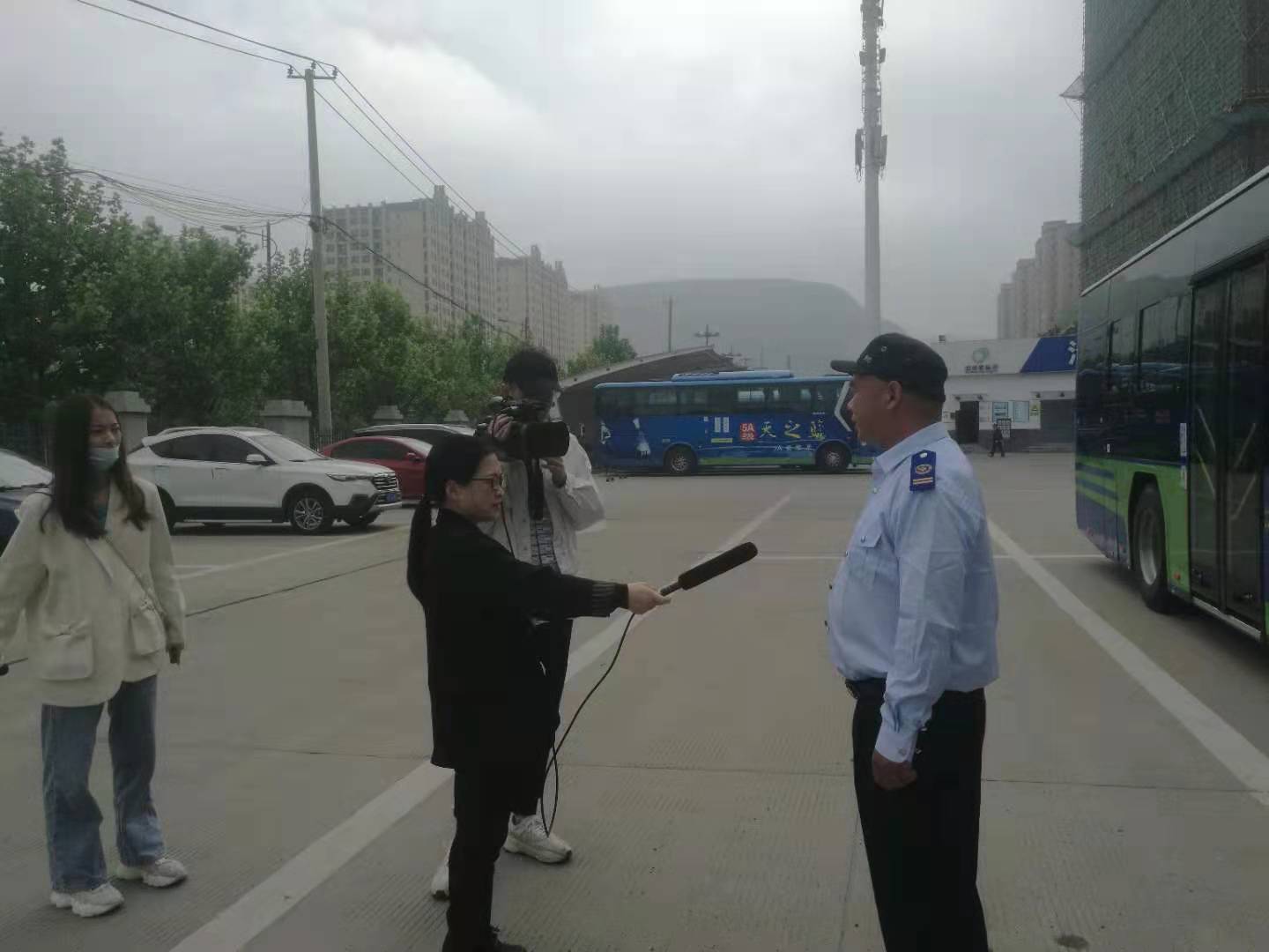 公交集團公交事業(yè)一部3路駕駛員武傳超見義勇為，奮力滅火