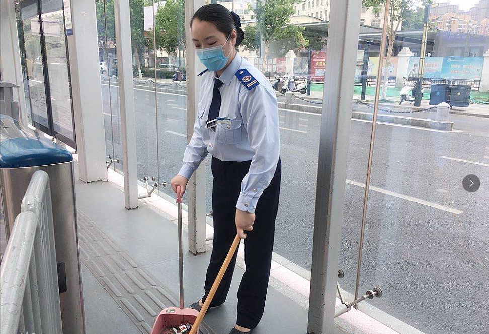 快速公交事業(yè)部站務(wù)員幫助乘客找到手機(jī)