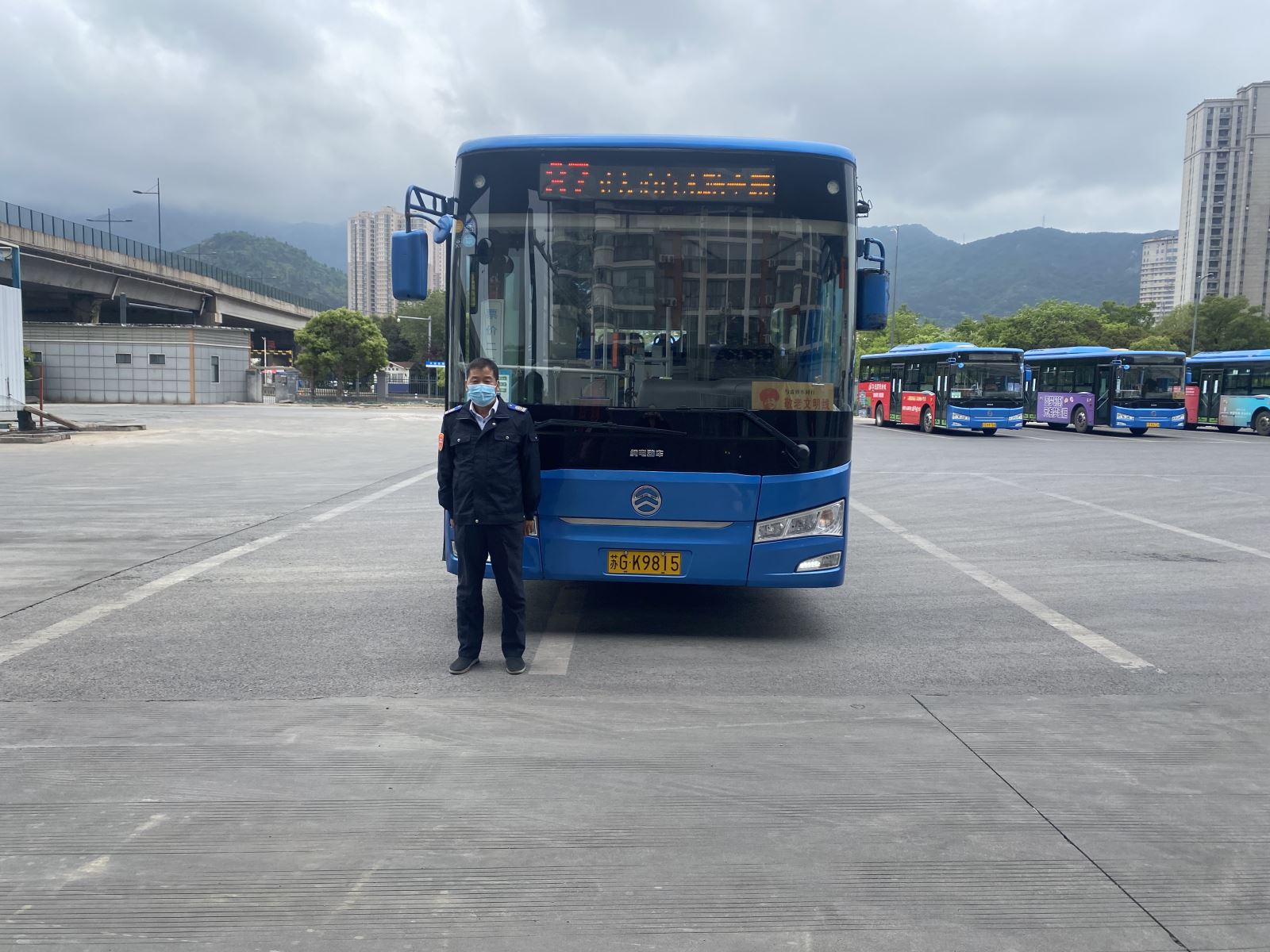 老人獨坐公交車迷失方向，公交駕駛員、110民警接力尋找家人