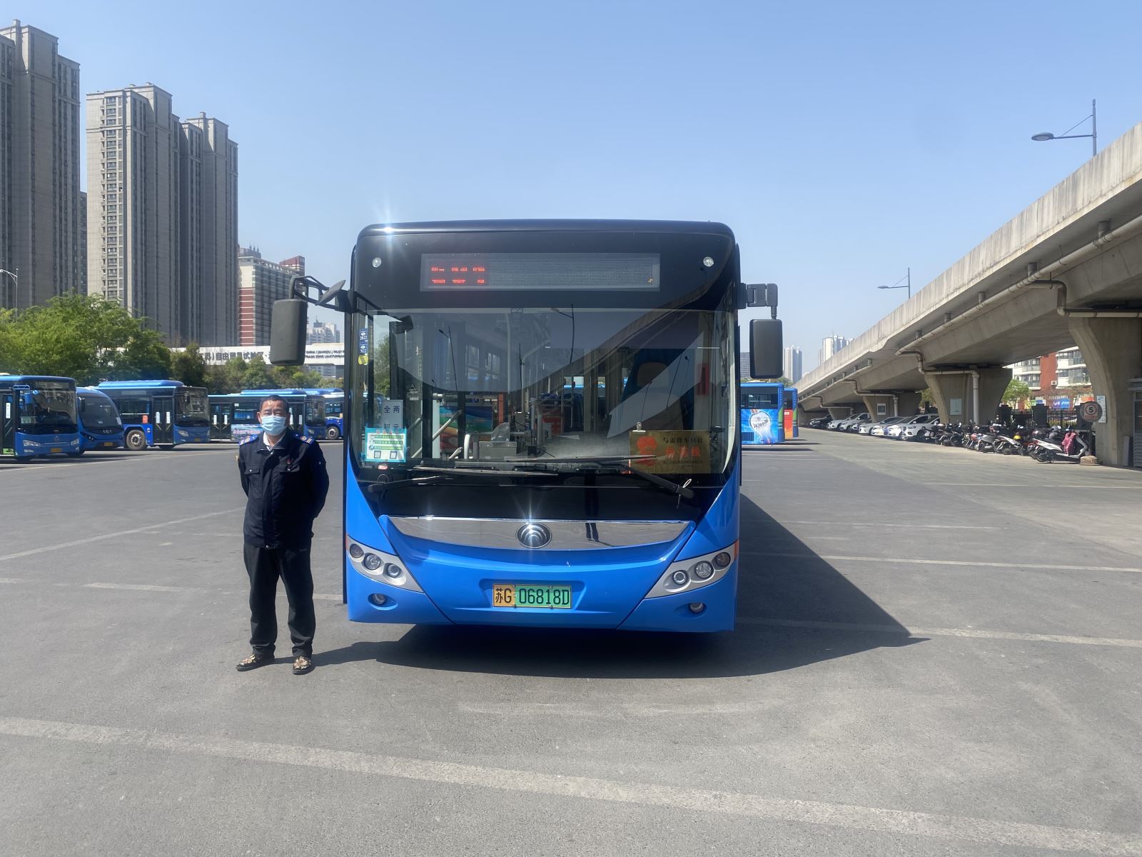 公交集團(tuán)公交事業(yè)二部601路駕駛員李傳新及時歸還乘客丟失的包受表揚