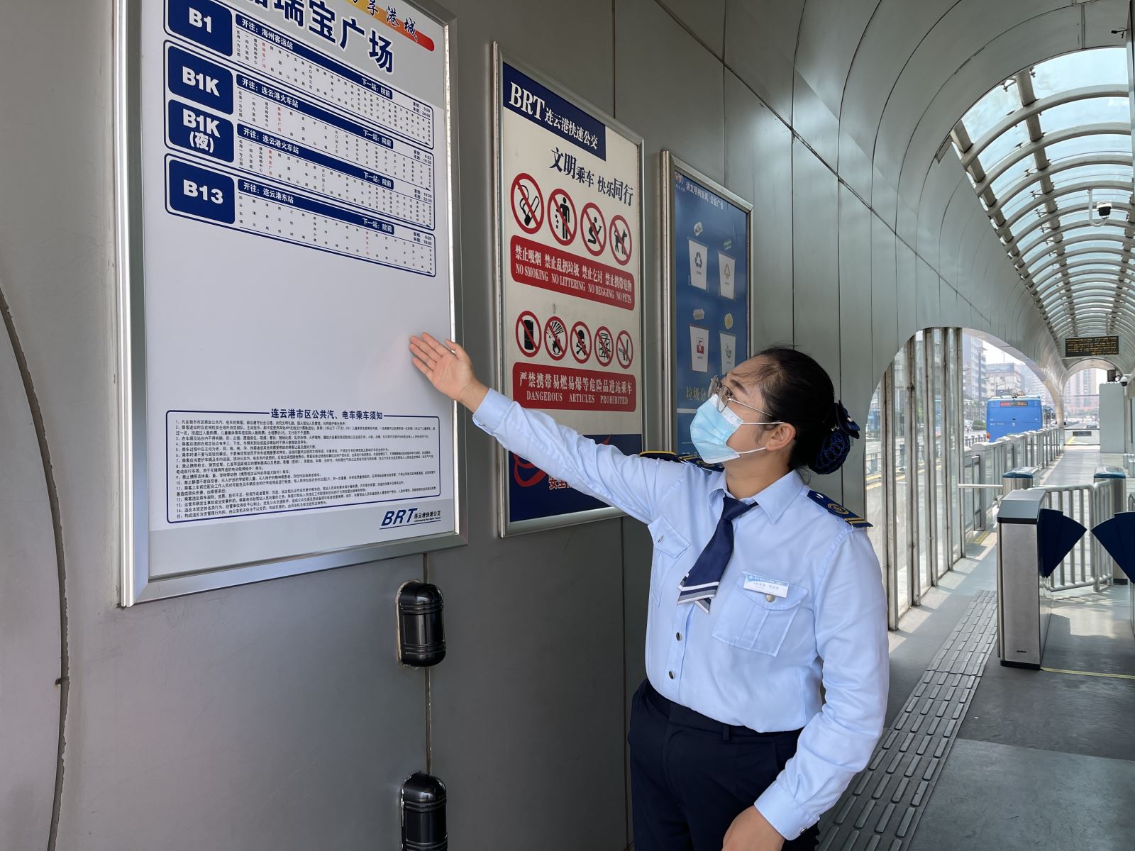 公交集團快速公交事業(yè)部 響應(yīng)創(chuàng)文號召 檢查車輛衛(wèi)生死角