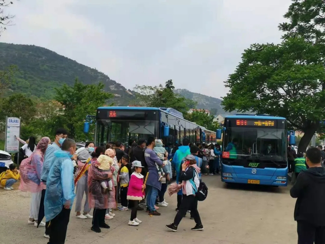 公交集團(tuán)快速公交事業(yè)部加大運(yùn)力投放，保障市民出行