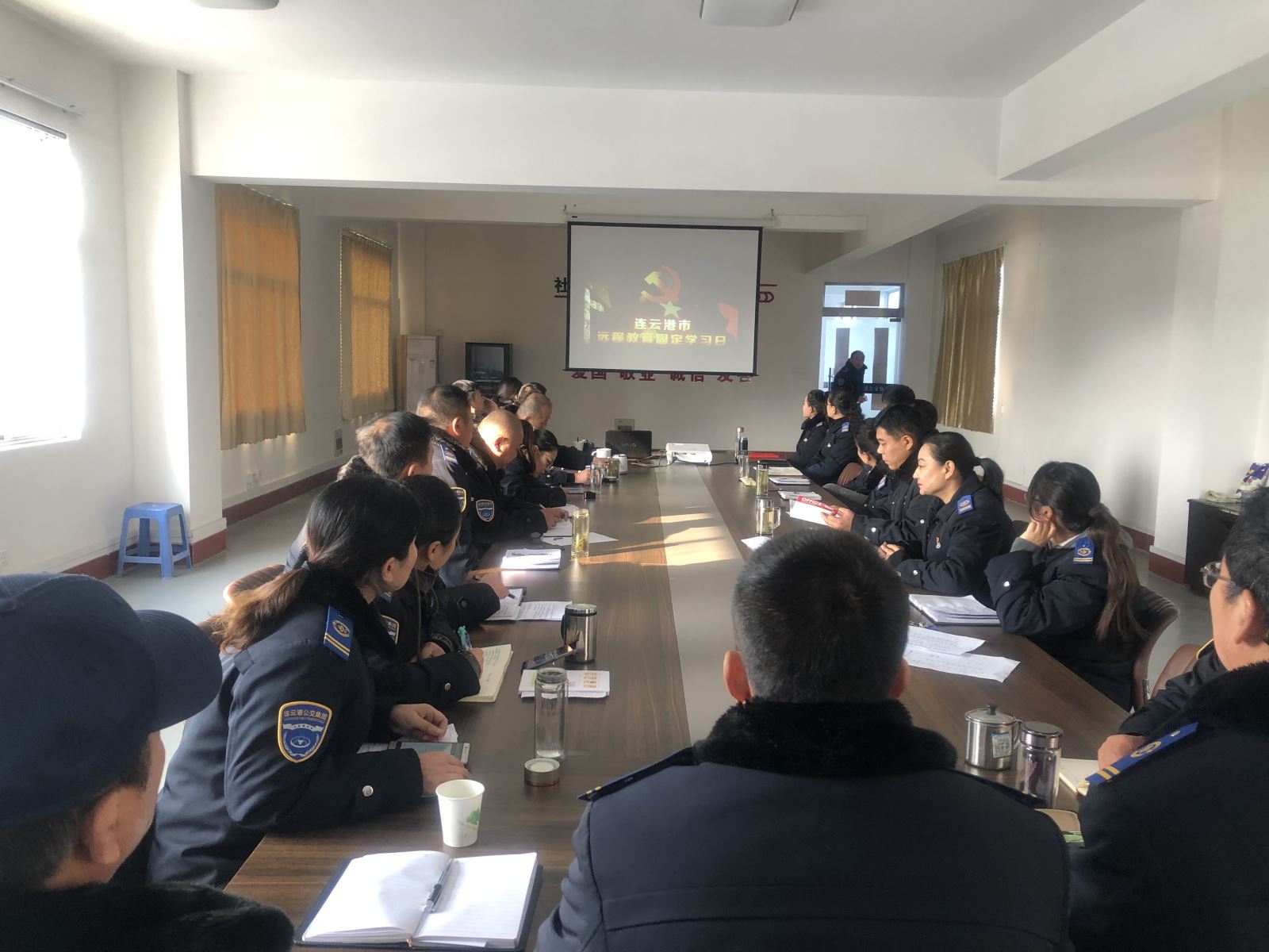 公交集團(tuán)公交事業(yè)一部、公交事業(yè)二部組織觀看專(zhuān)題片《必由之路》