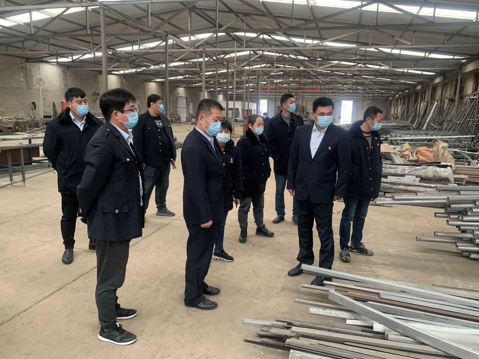 公交集團公交事業(yè)二部開展“黨建引領(lǐng)富民路，脫貧攻堅當(dāng)先鋒”主題黨日活動