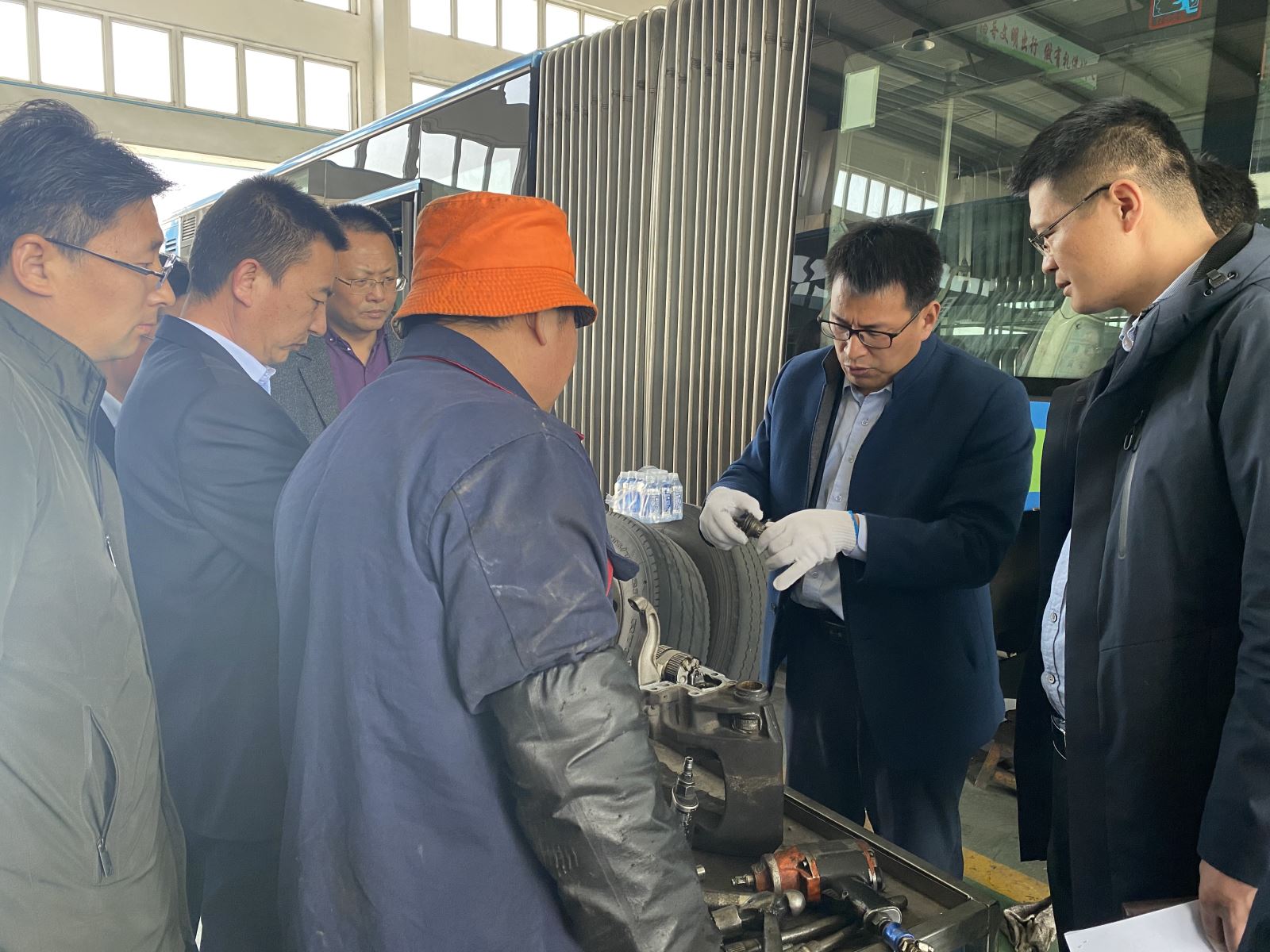 公交集團(tuán)機(jī)務(wù)技術(shù)事業(yè)部開展機(jī)務(wù)現(xiàn)場會