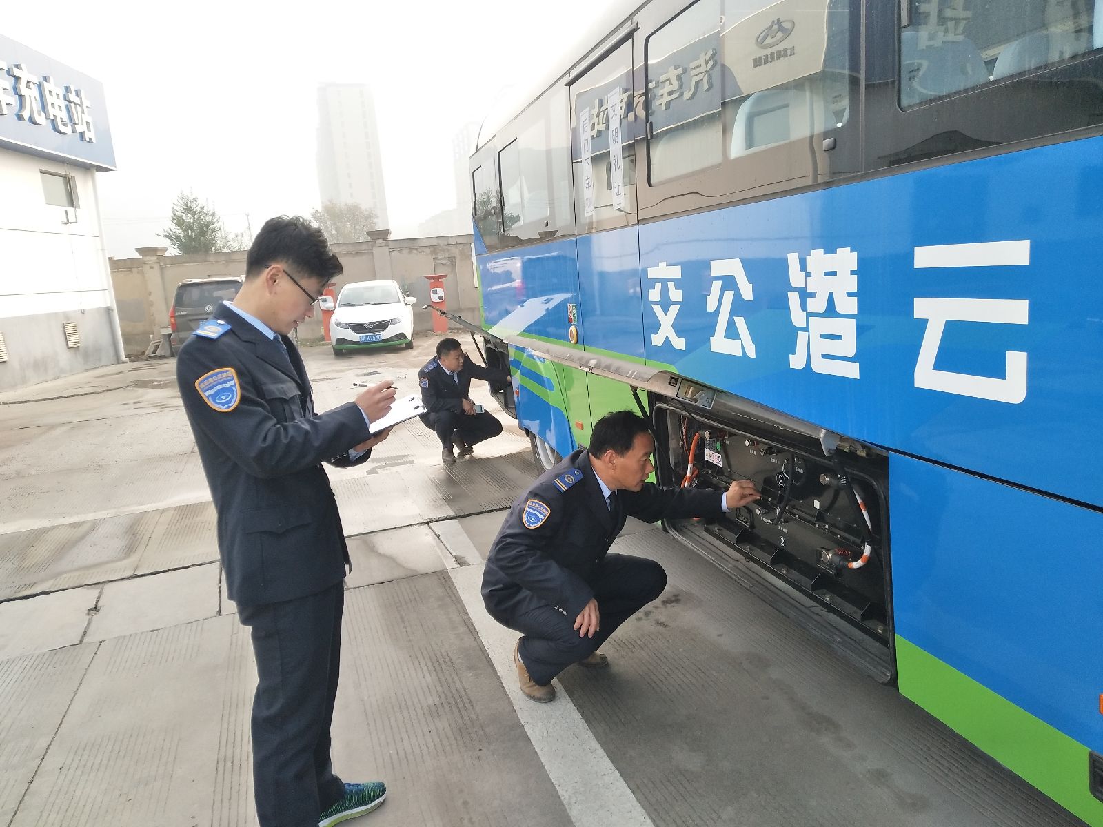 公交集團(tuán)開展純電動(dòng)車輛安全專項(xiàng)檢查
