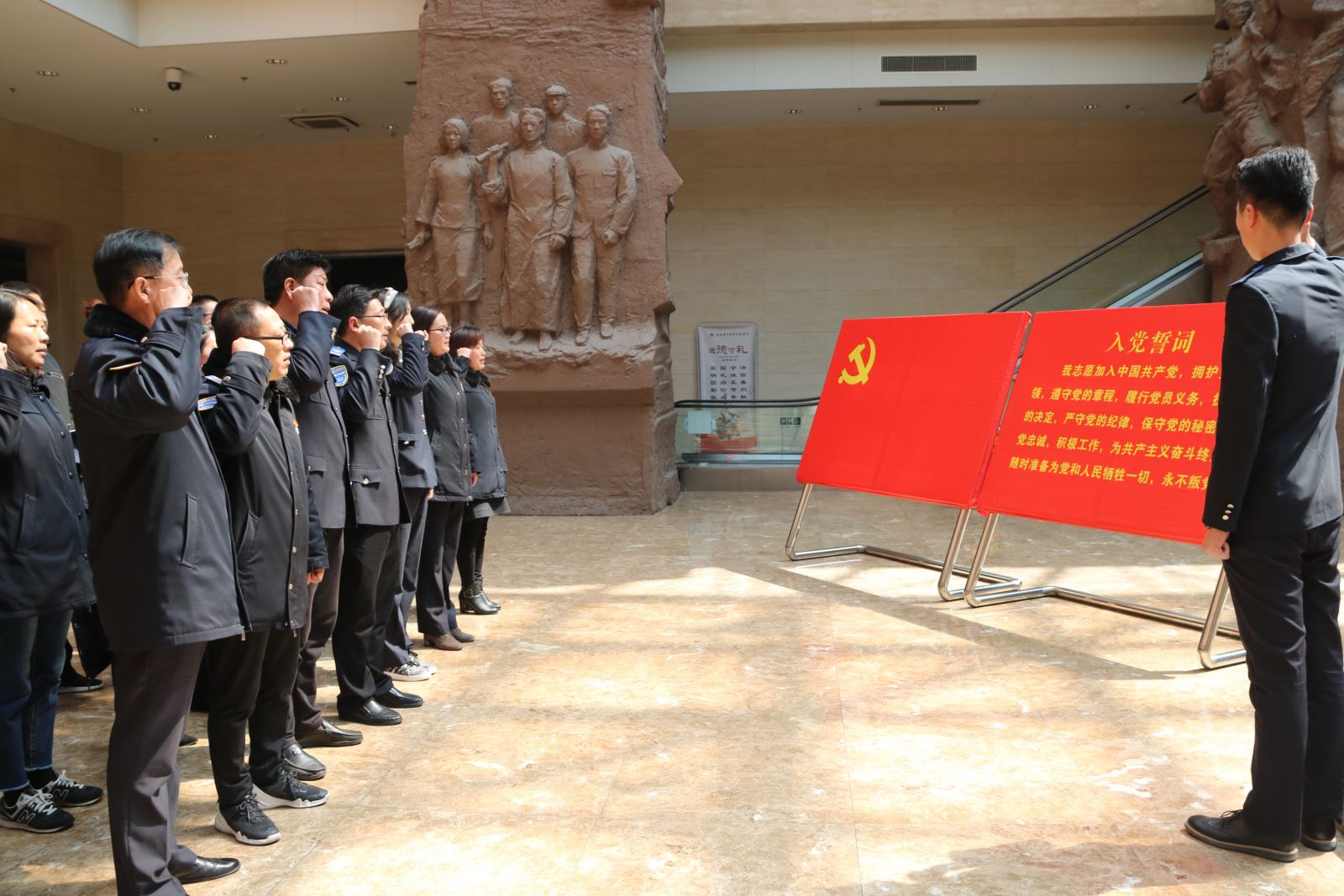公交集團機關總支開展“緬懷先烈憶初心、傳承精神勇?lián)敗敝黝}黨日活動
