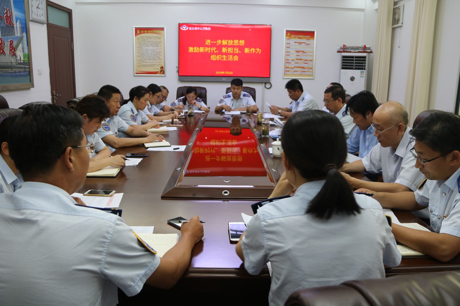 公交集團機關黨總支召開“進一步解放思想，激勵新時代新?lián)斝伦鳛椤睂ｎ}組織生活會
