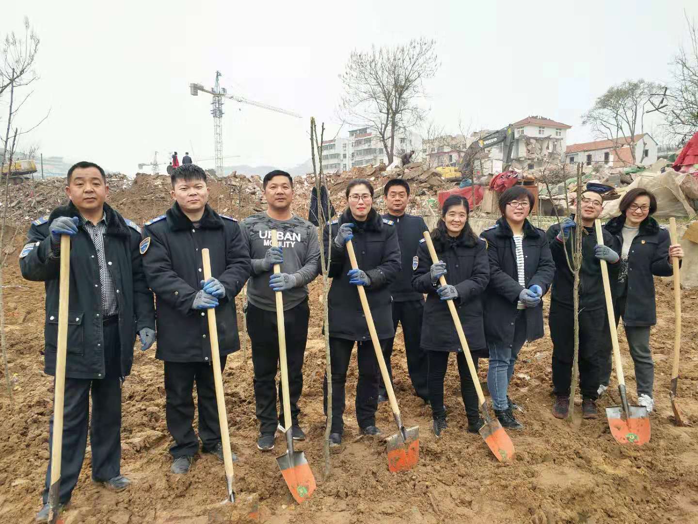 公交集團(tuán)快速公交事業(yè)部黨員積極參加義務(wù)植樹(shù)活動(dòng)