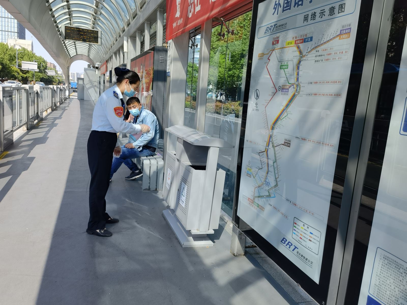 快速公交事業(yè)部站務(wù)員王慧、田玲幫助乘客找到丟失的物品獲感謝